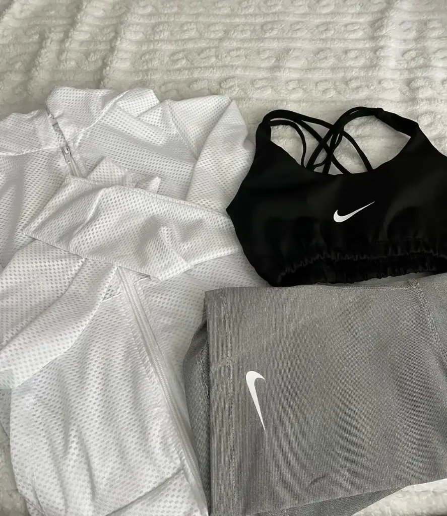 Set Active Pro – Chaqueta mesh + top cruzado + biker alto.