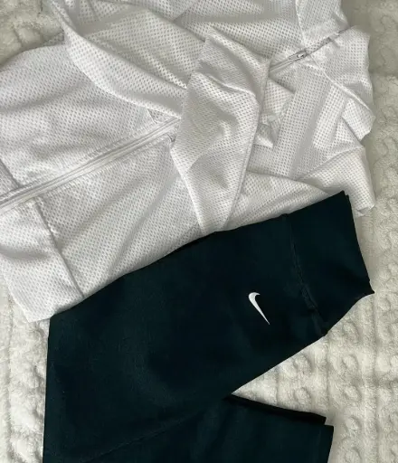 Chaqueta ligera + Leggings de tiro alto