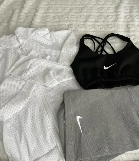 Set Active Pro – Chaqueta mesh + top cruzado + biker alto.